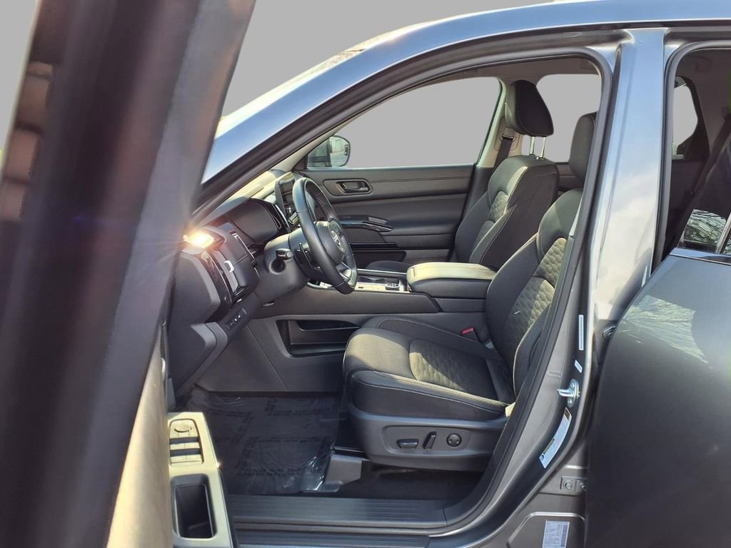 Used 2025 Nissan Pathfinder SV AWD/4WD image 22