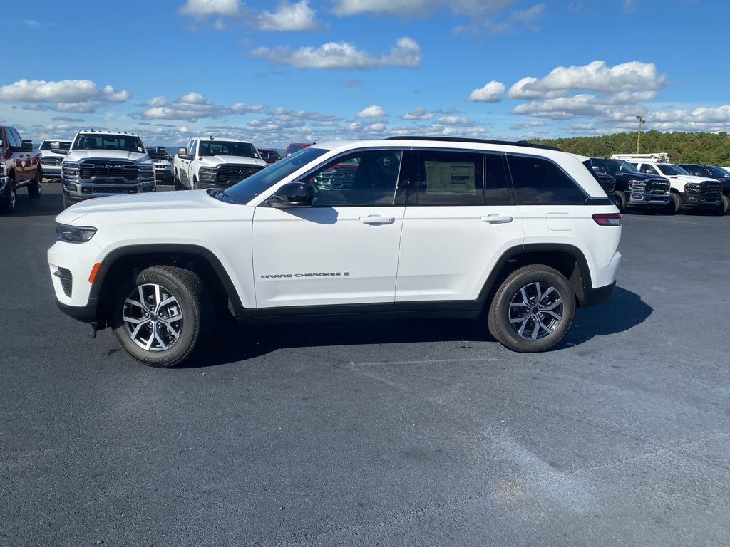 New 2027 Jeep Grand Cherokee Laredo X AWD/4WD image 8
