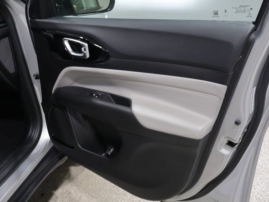 Used 2025 Jeep Compass Limited image 25