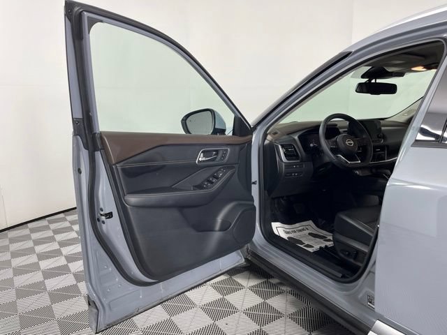 Used 2023 Nissan Rogue Platinum w/ Platinum Premium Package FWD image 18