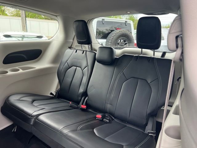 Used 2023 Chrysler Pacifica Touring-L FWD image 14