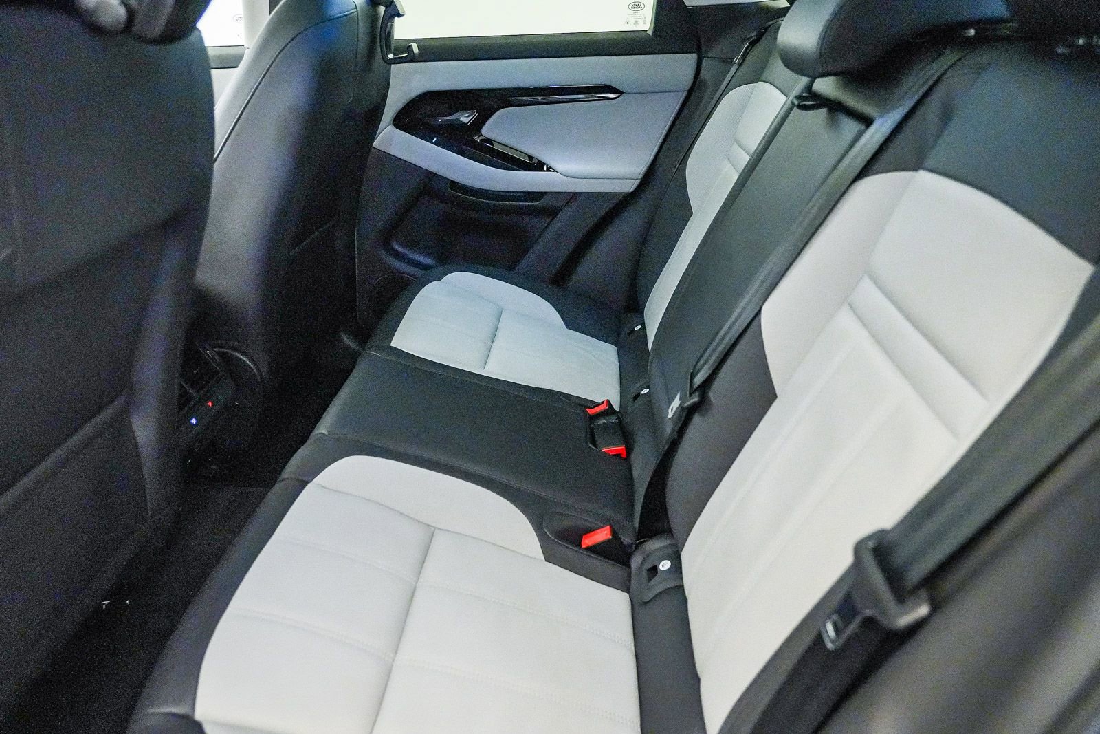 Used 2024 Land Rover Range Rover Evoque Dynamic SE AWD/4WD image 19