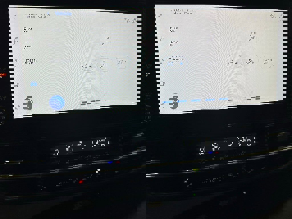 Used 2025 Toyota Sienna XSE image 32