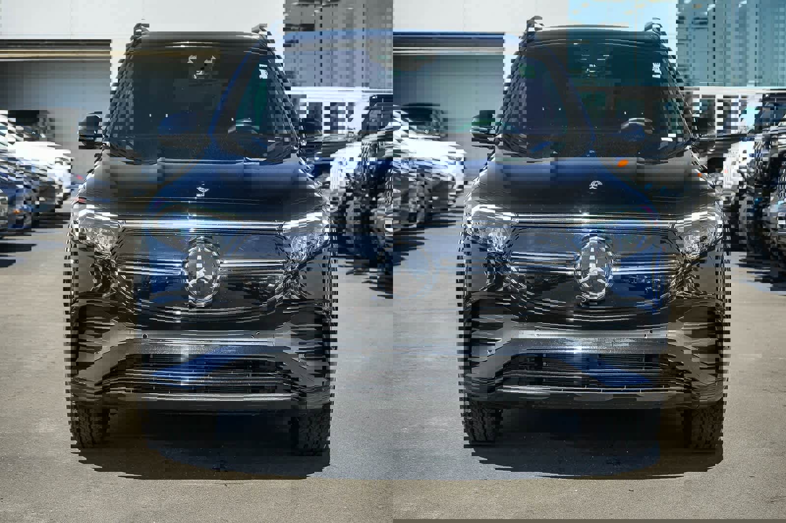 Used 2022 Mercedes-Benz EQB 300 4MATIC image 2