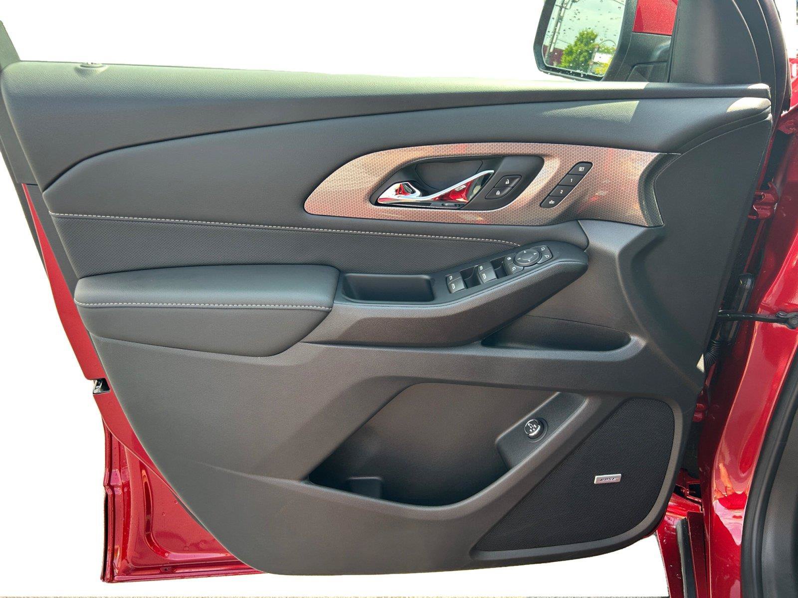 Used 2023 Chevrolet Traverse Premier FWD image 9