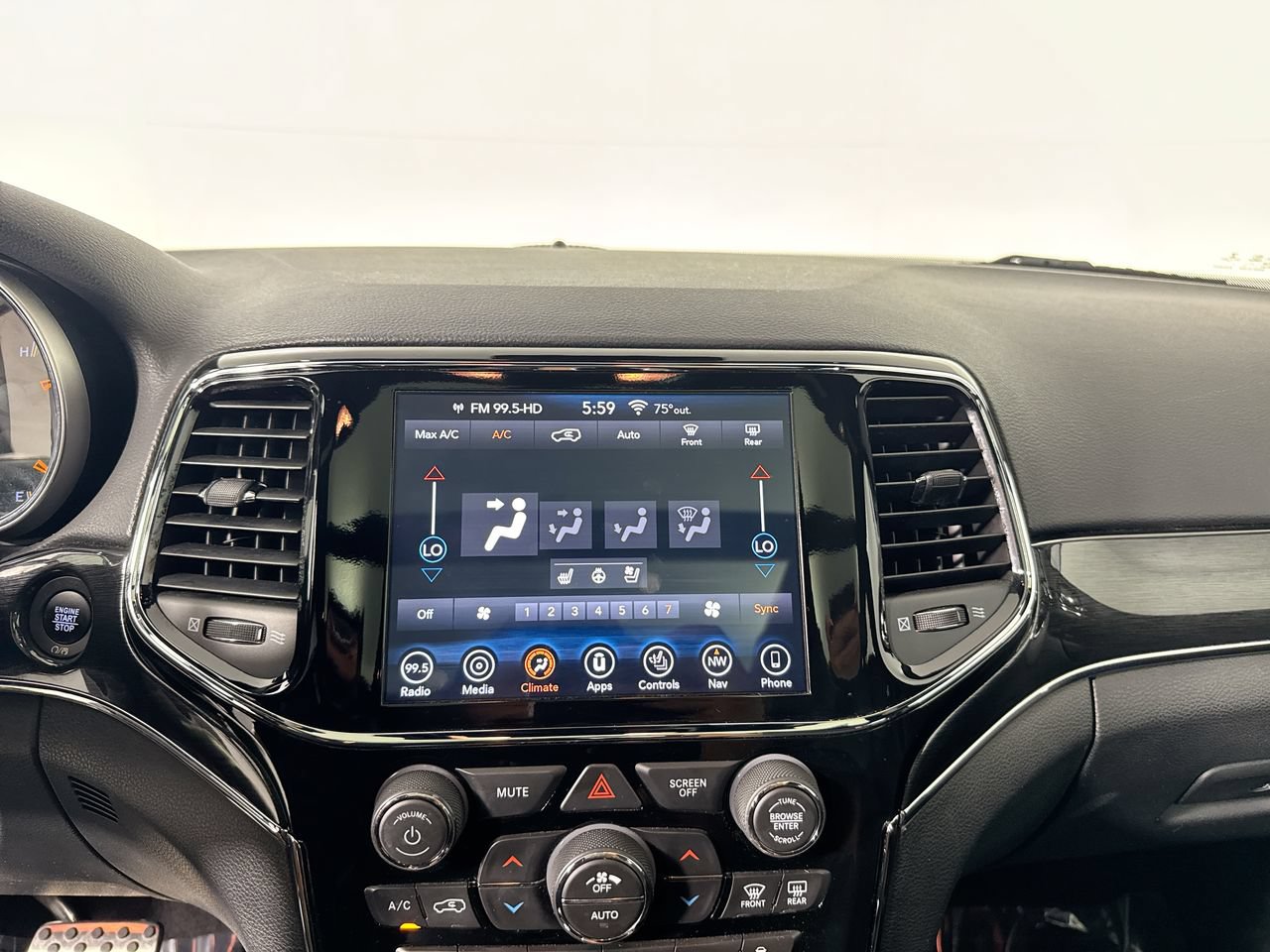 Used 2019 Jeep Grand Cherokee Trailhawk w/ Trailhawk Luxury Group AWD/4WD image 13