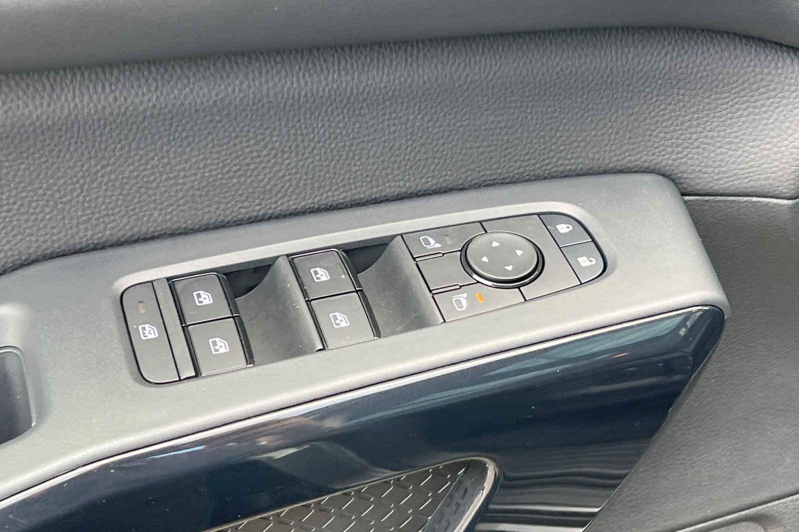 New 2025 Nissan Pathfinder SV w/ SV Premium Package image 13