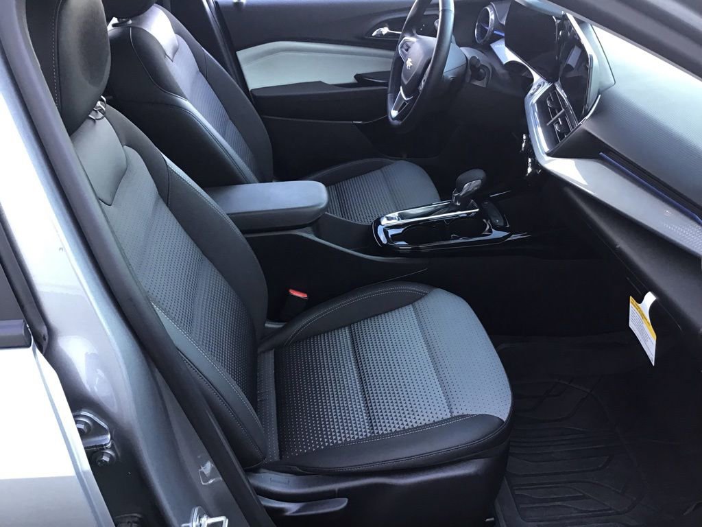 Used 2025 Chevrolet Trax LT w/ LT Convenience Package image 10