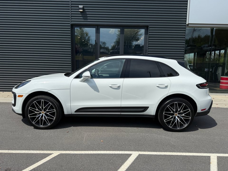Certified 2026 Porsche Macan AWD/4WD image 2
