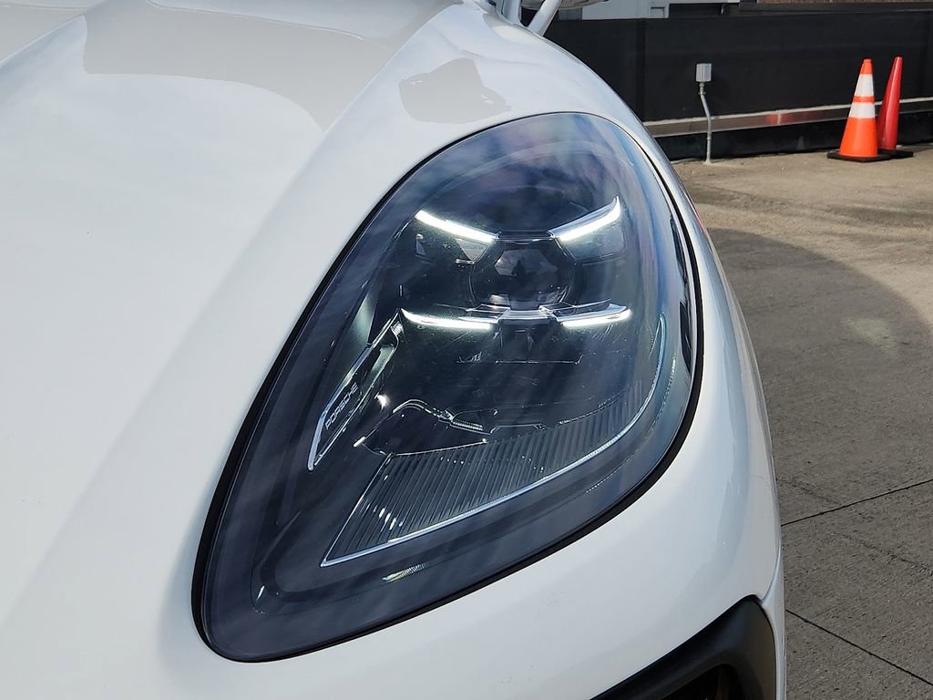 Certified 2025 Porsche Macan image 7