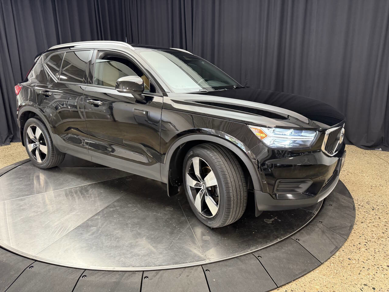 Used 2019 Volvo XC40 T5 Momentum image 10