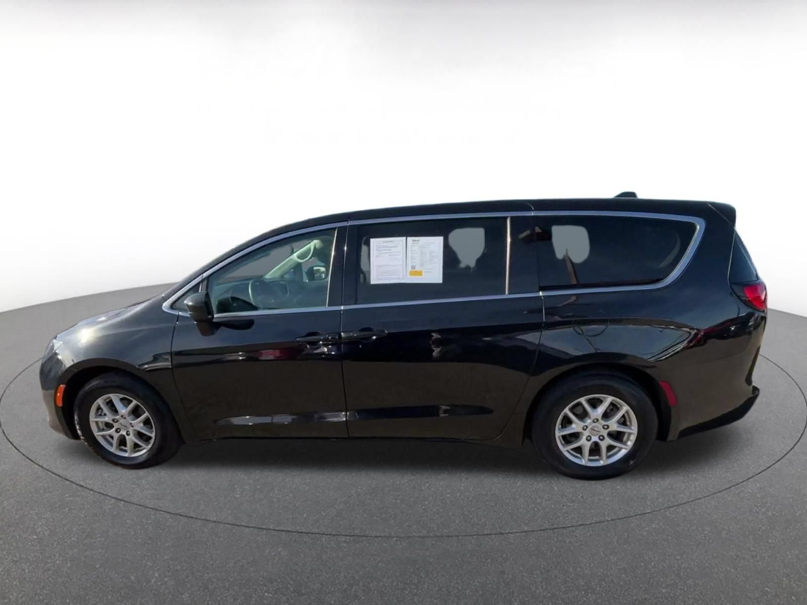 Used 2023 Chrysler Voyager LX FWD image 8