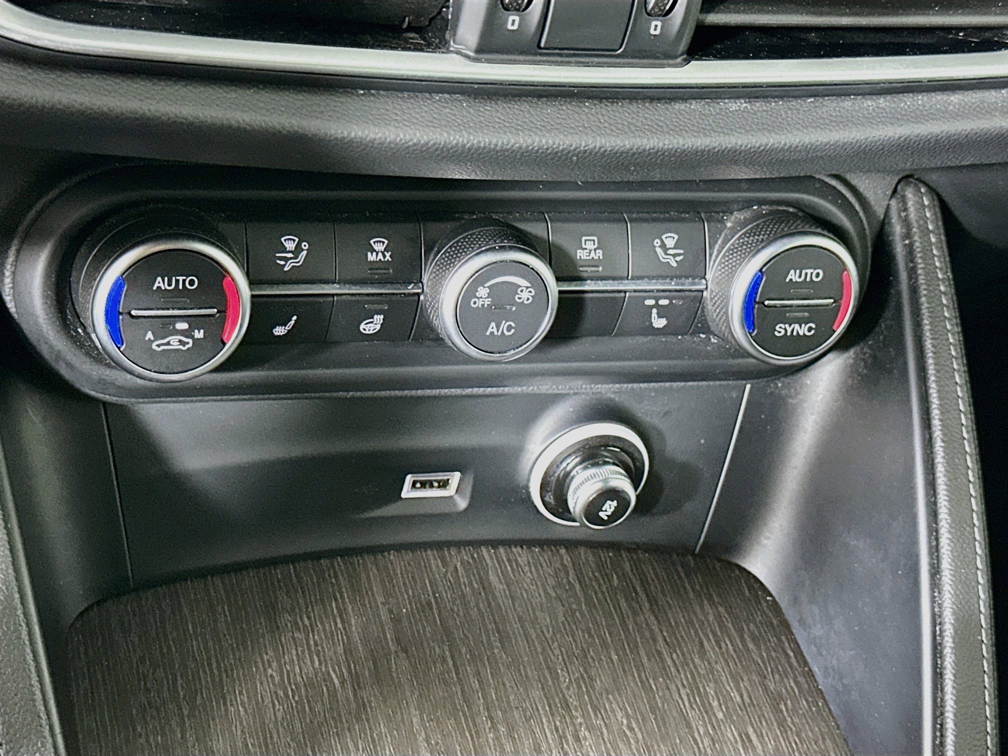 Used 2023 Alfa Romeo Stelvio Ti AWD/4WD image 24
