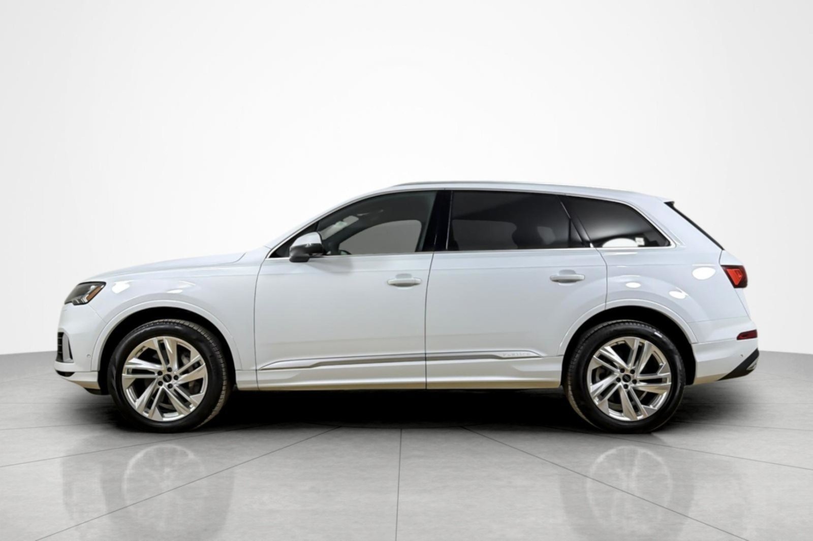 Used 2023 Audi Q7 3.0T Premium w/ Convenience Package AWD/4WD image 2