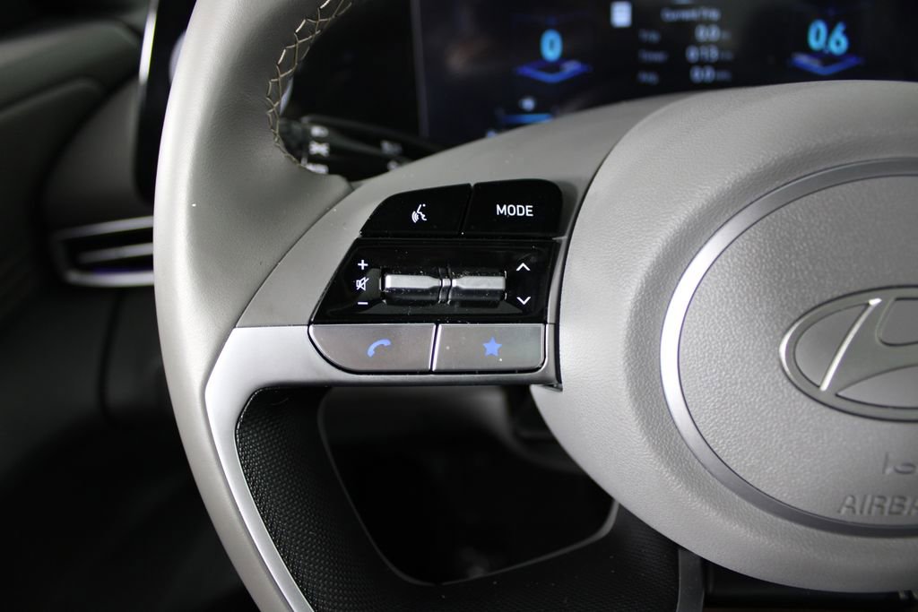 Used 2025 Hyundai Elantra SEL image 25