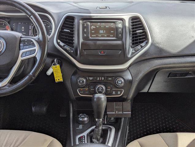 Used 2018 Jeep Cherokee Latitude w/ Cold Weather Group AWD/4WD image 14