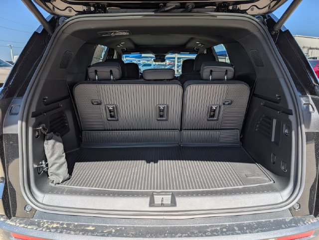 New 2027 Chevrolet Traverse LT w/ Sun and Wheel Package FWD image 32