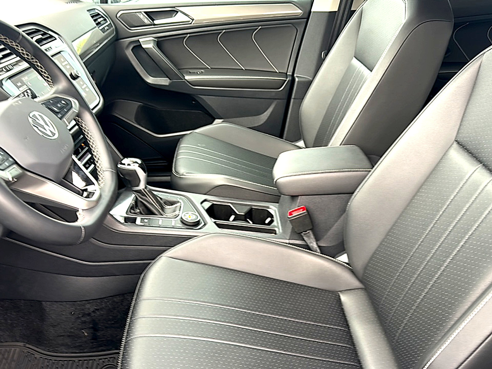 Used 2024 Volkswagen Tiguan SE image 13