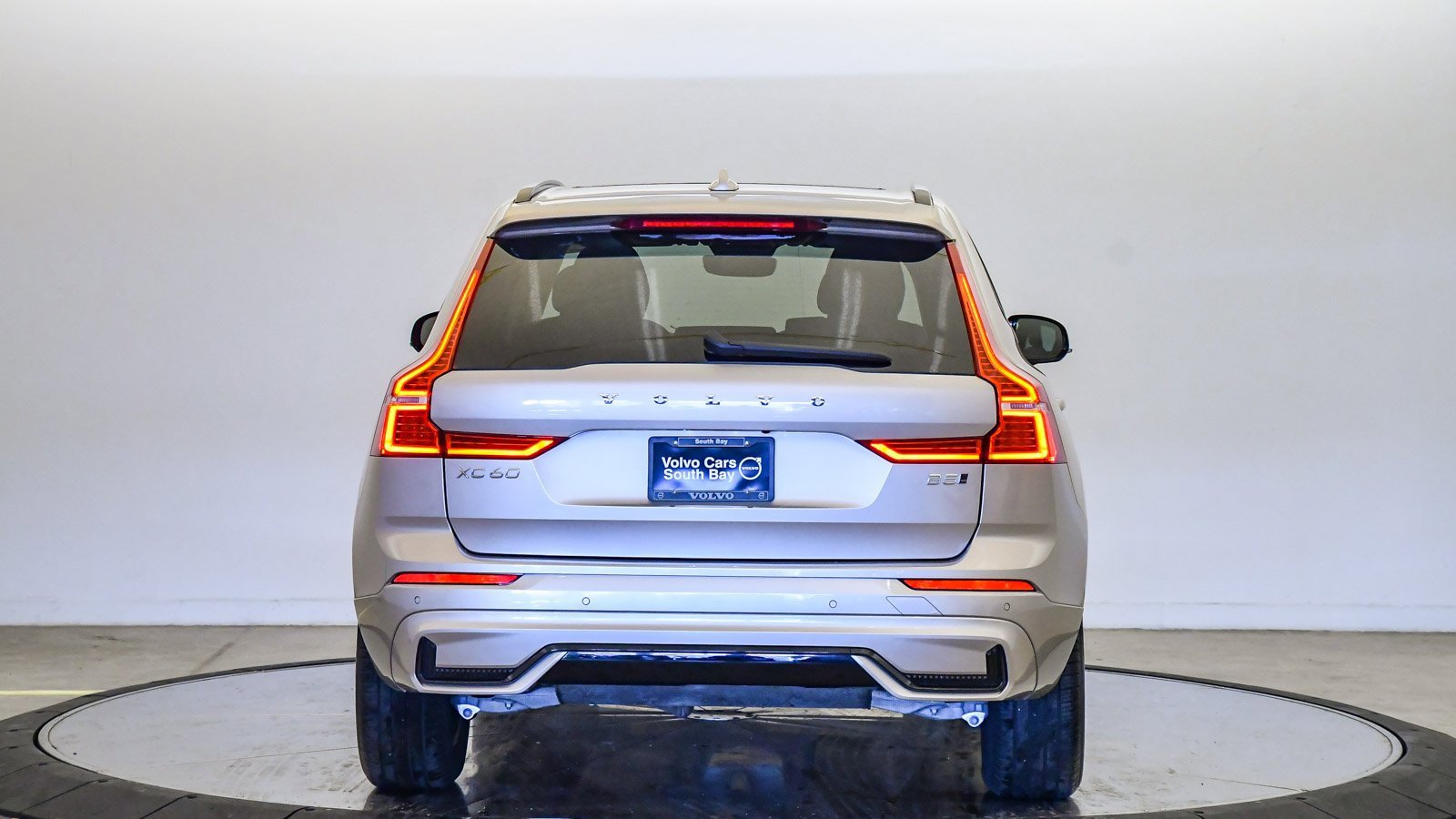 Certified 2025 Volvo XC60 B5 Core image 3