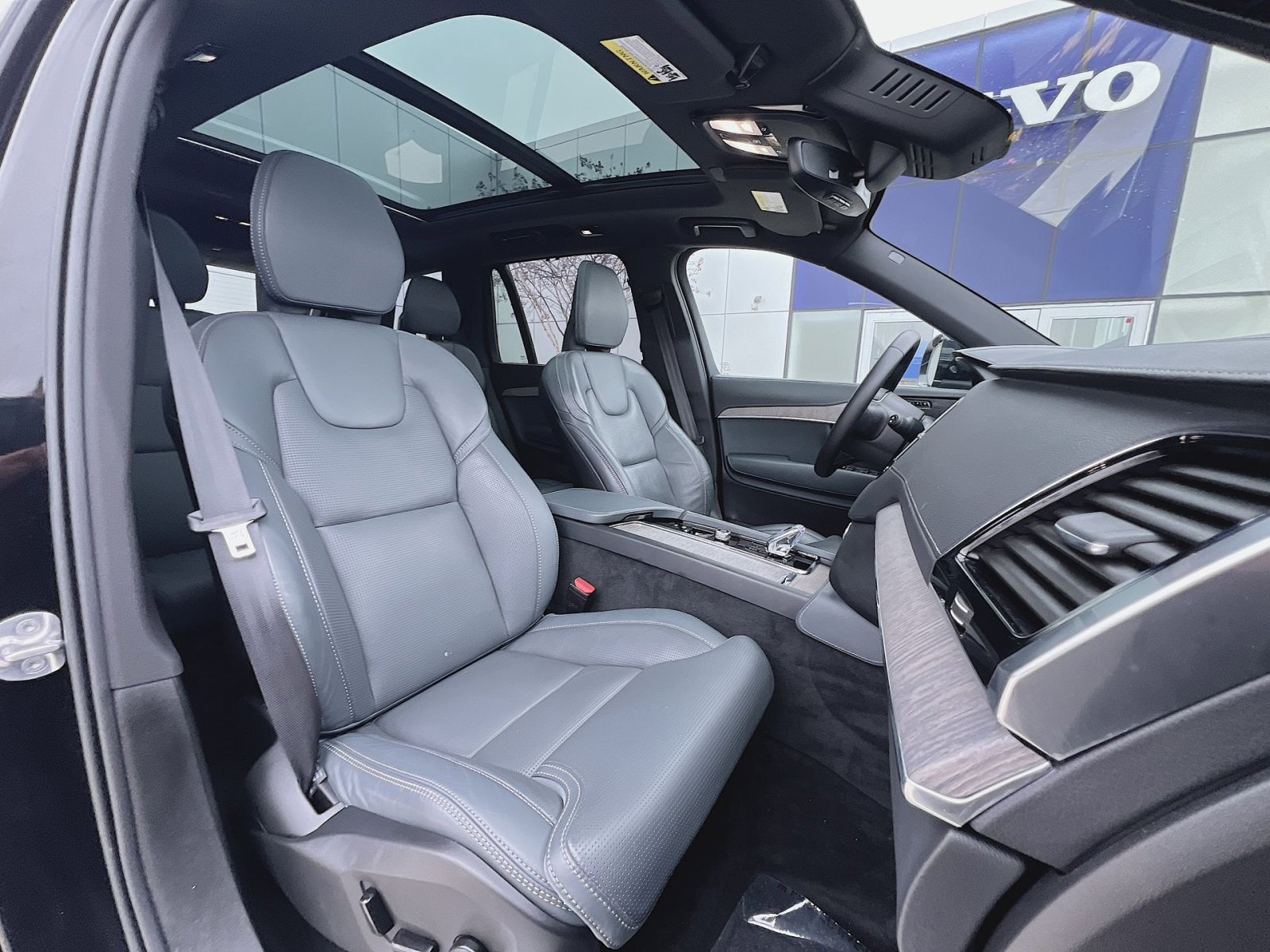 Certified 2023 Volvo XC90 T8 Ultimate w/ Protection Package Premier image 28