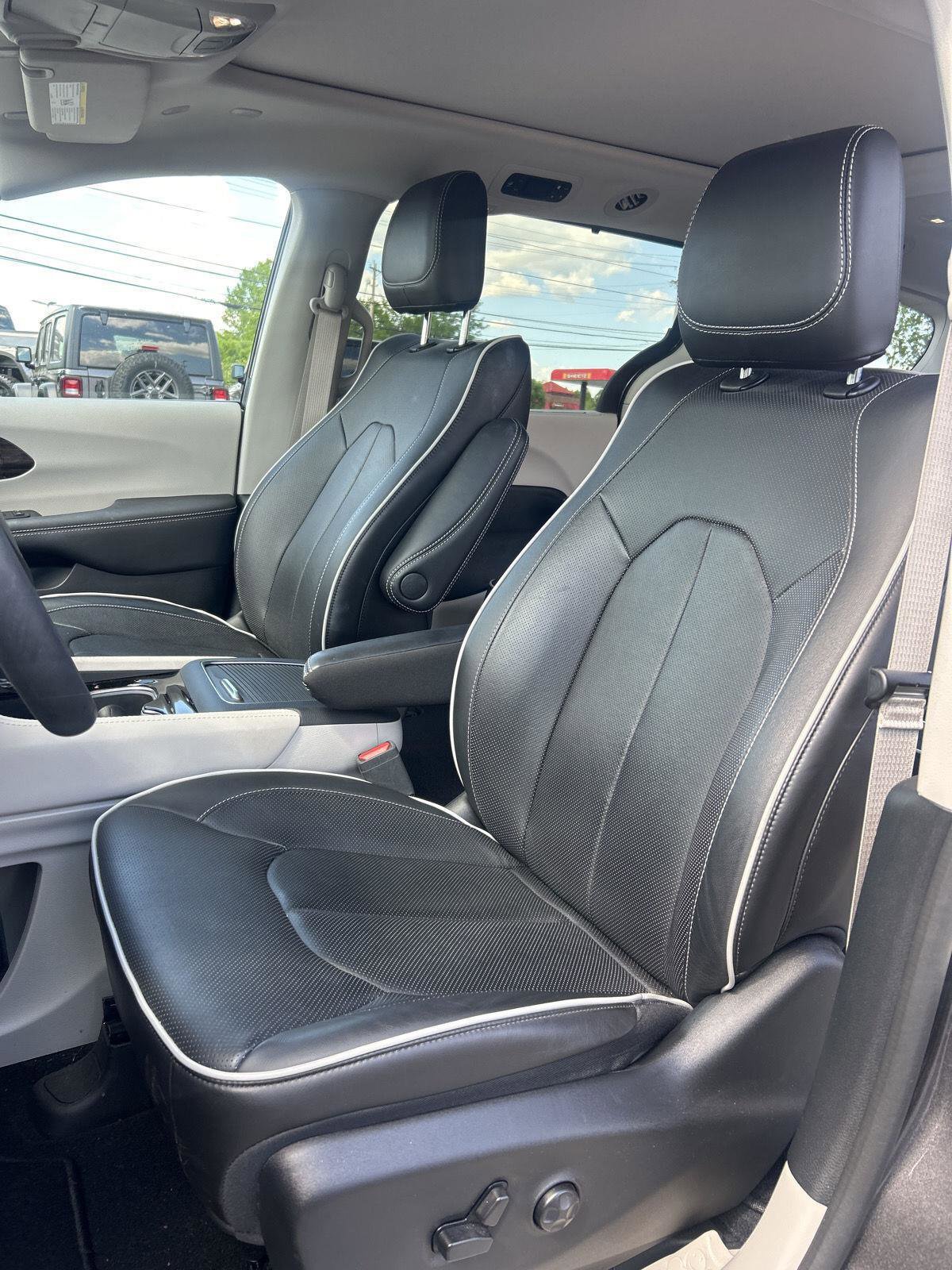 Used 2023 Chrysler Pacifica Limited image 8