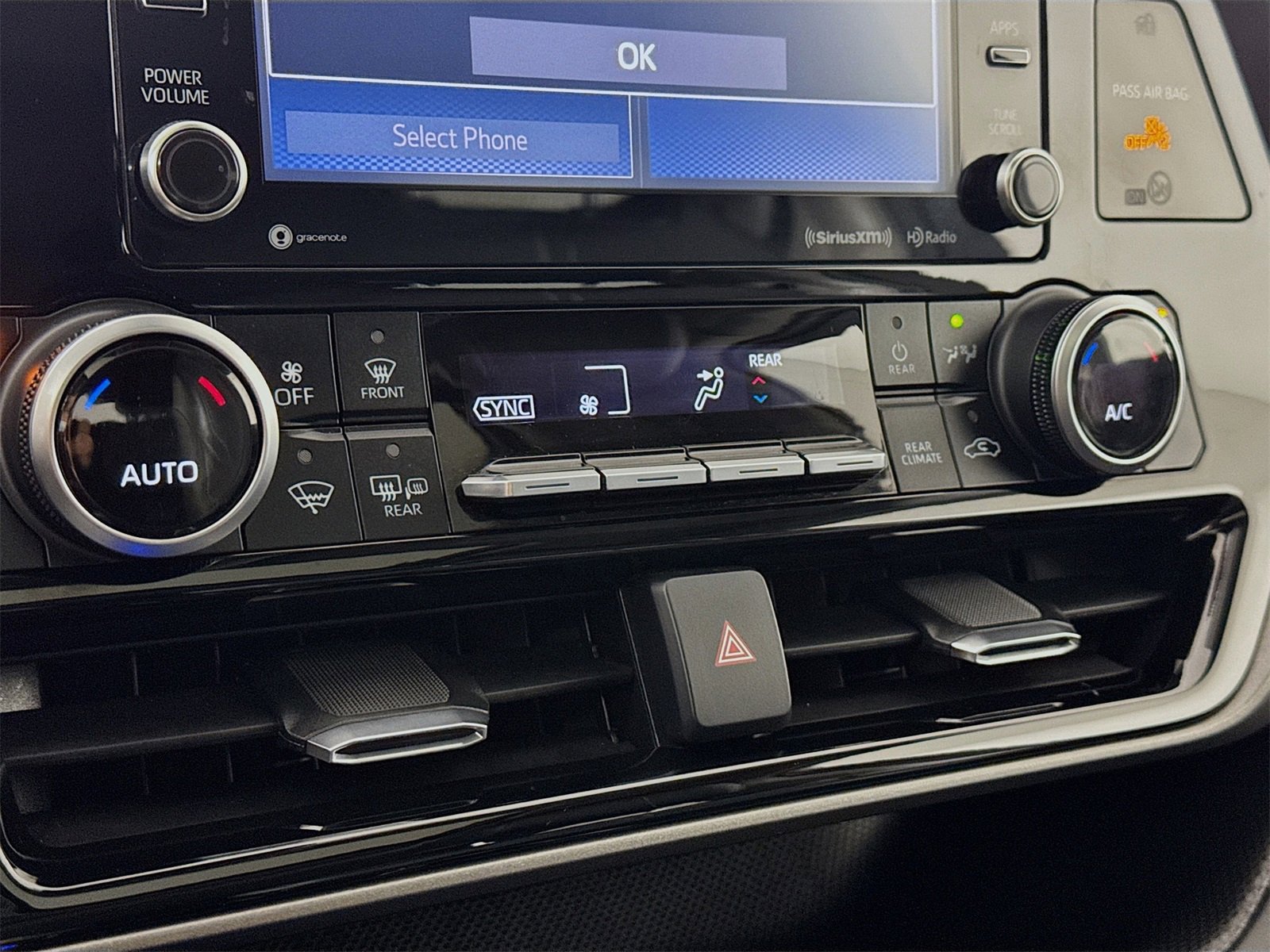 Used 2022 Toyota Highlander XLE image 10