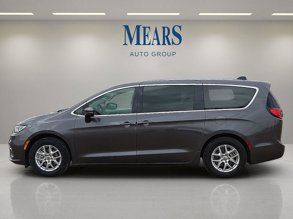 Used 2023 Chrysler Pacifica Touring-L FWD image 2