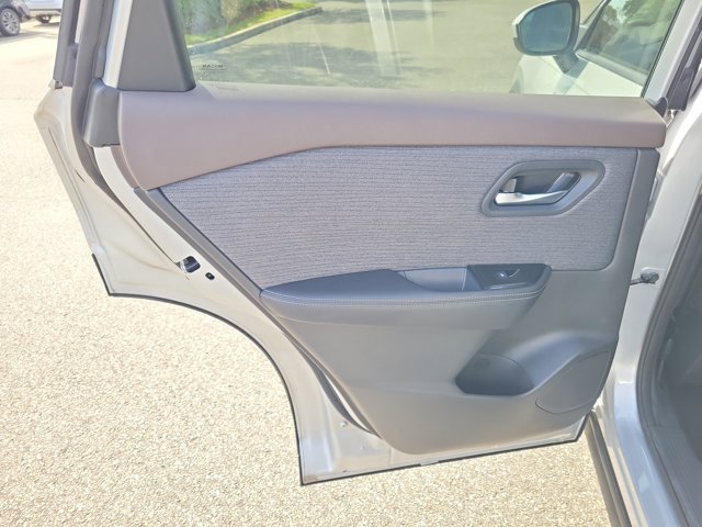 Used 2023 Nissan Rogue SV image 14