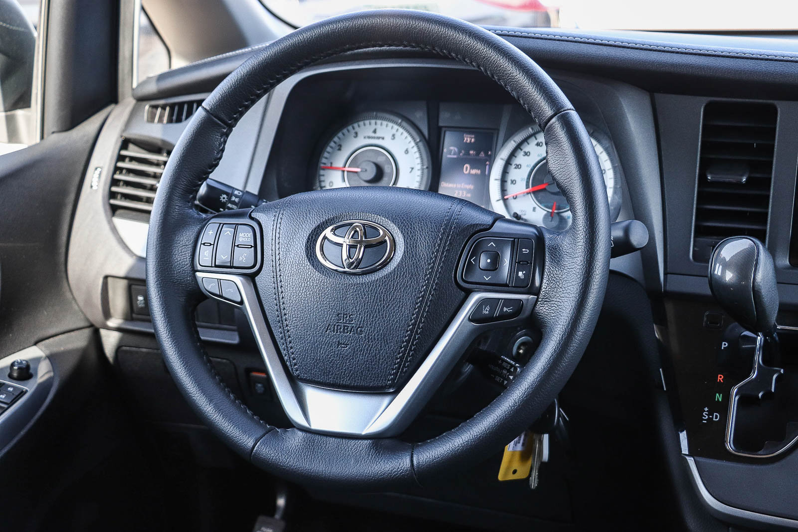 Used 2020 Toyota Sienna SE w/ Nightshade Edition FWD image 14