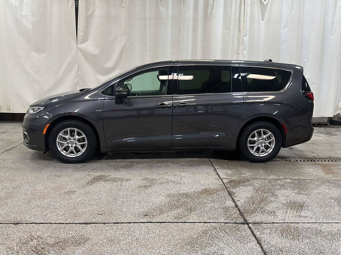 Used 2023 Chrysler Pacifica Touring-L FWD image 2