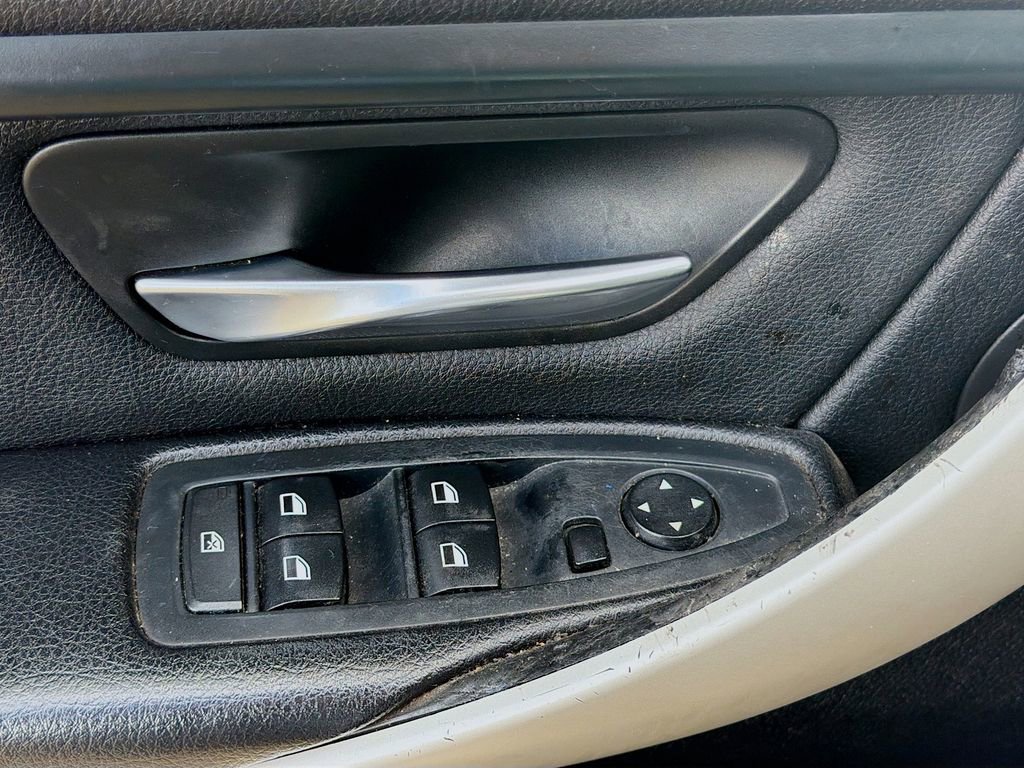 Used 2014 BMW 320i xDrive Sedan image 23