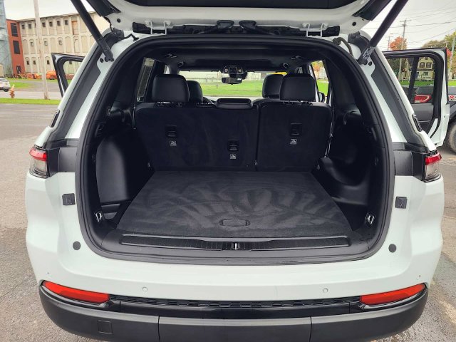 Used 2023 Jeep Grand Cherokee Altitude AWD/4WD image 28