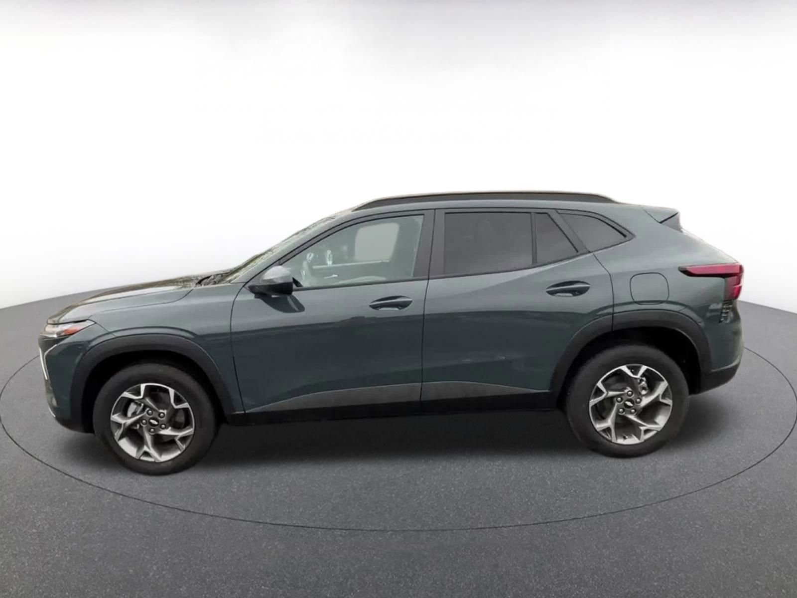 Used 2025 Chevrolet Trax LT image 8