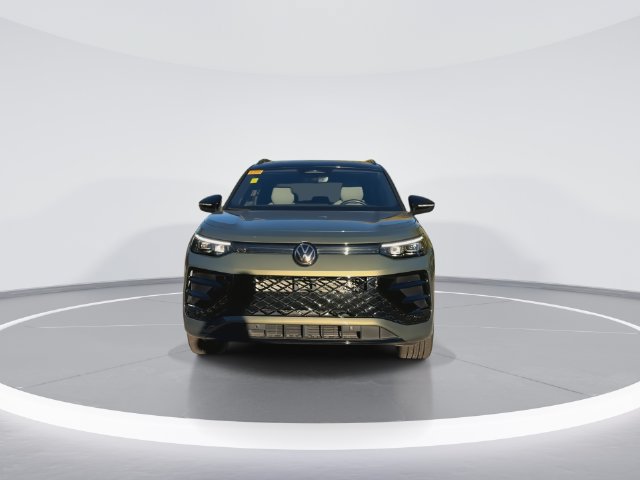 Used 2025 Volkswagen Tiguan SE R-Line AWD/4WD image 3