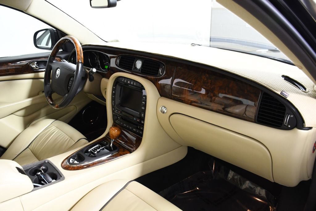 Used 2009 Jaguar XJ8 image 27