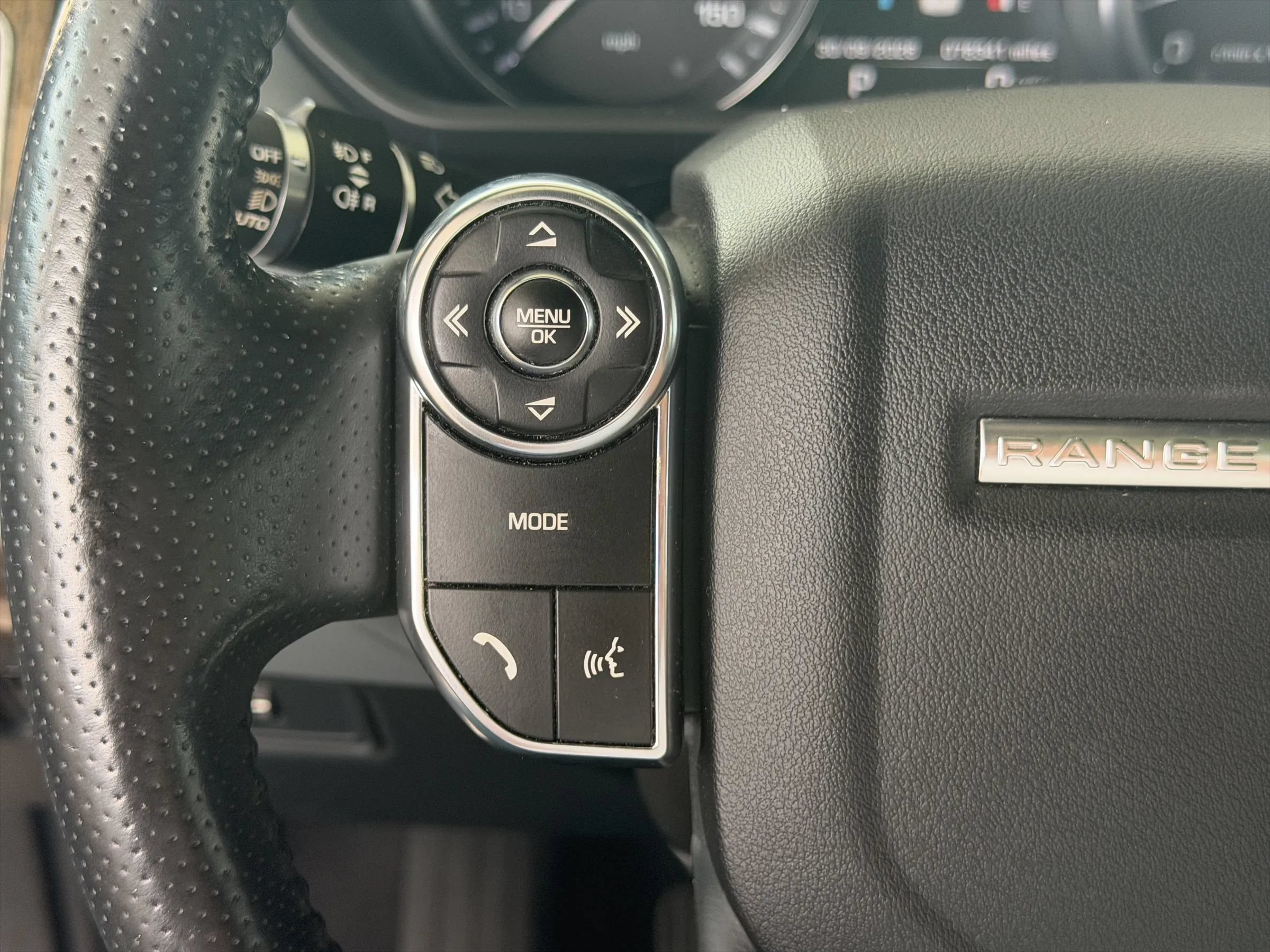 Used 2014 Land Rover Range Rover Sport SE AWD/4WD image 26