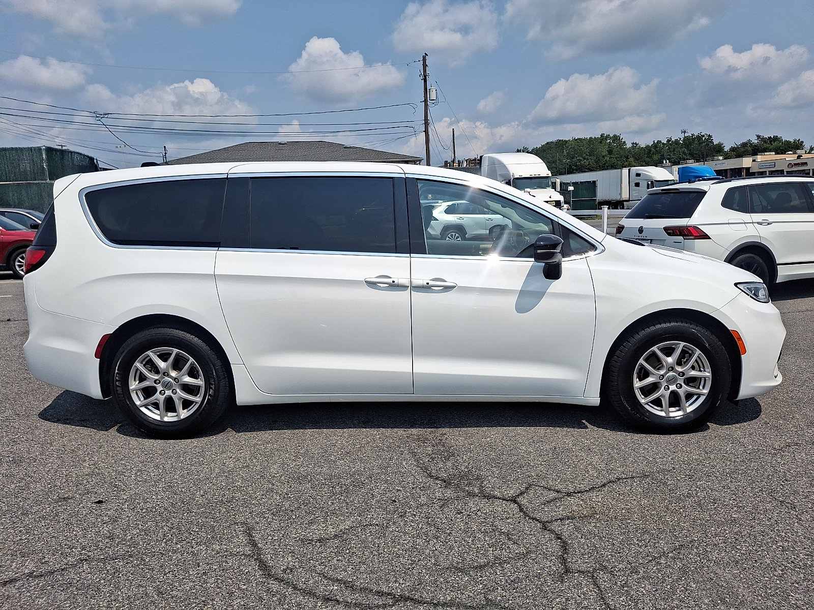 Used 2024 Chrysler Pacifica Touring-L FWD image 7
