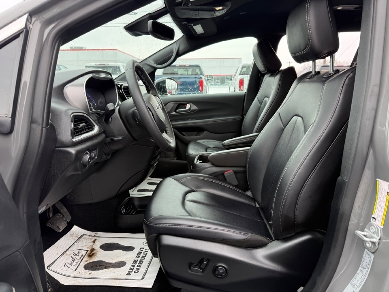 Used 2025 Chrysler Pacifica Select image 10