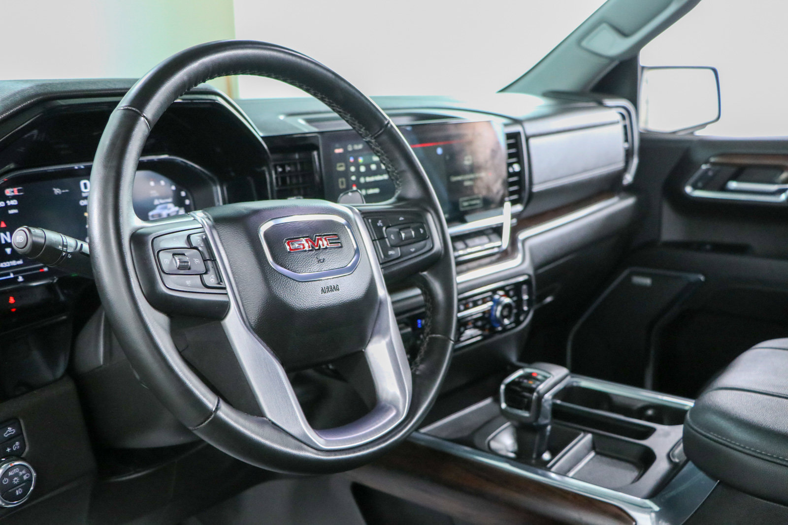 Used 2024 GMC Sierra 1500 SLT w/ SLT Premium Plus Package AWD/4WD image 25