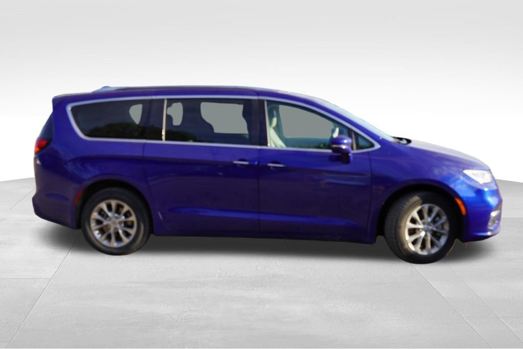 Used 2021 Chrysler Pacifica Touring-L w/ Uconnect Theater Family Group AWD/4WD image 2