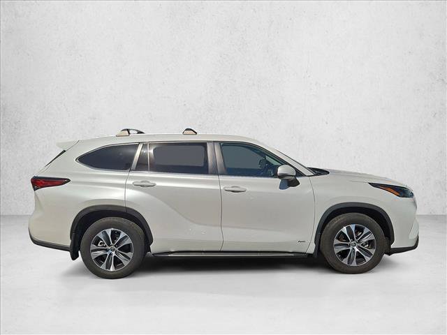 Used 2023 Toyota Highlander XLE AWD/4WD image 4