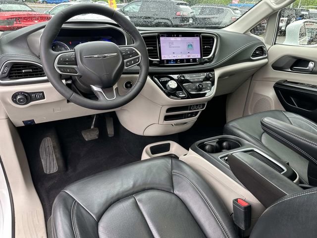 Used 2022 Chrysler Pacifica Touring-L AWD/4WD image 18