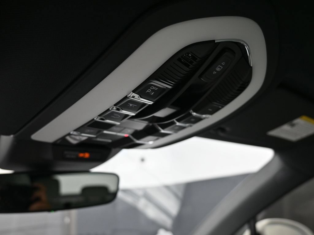 Certified 2025 Porsche Macan AWD/4WD image 18