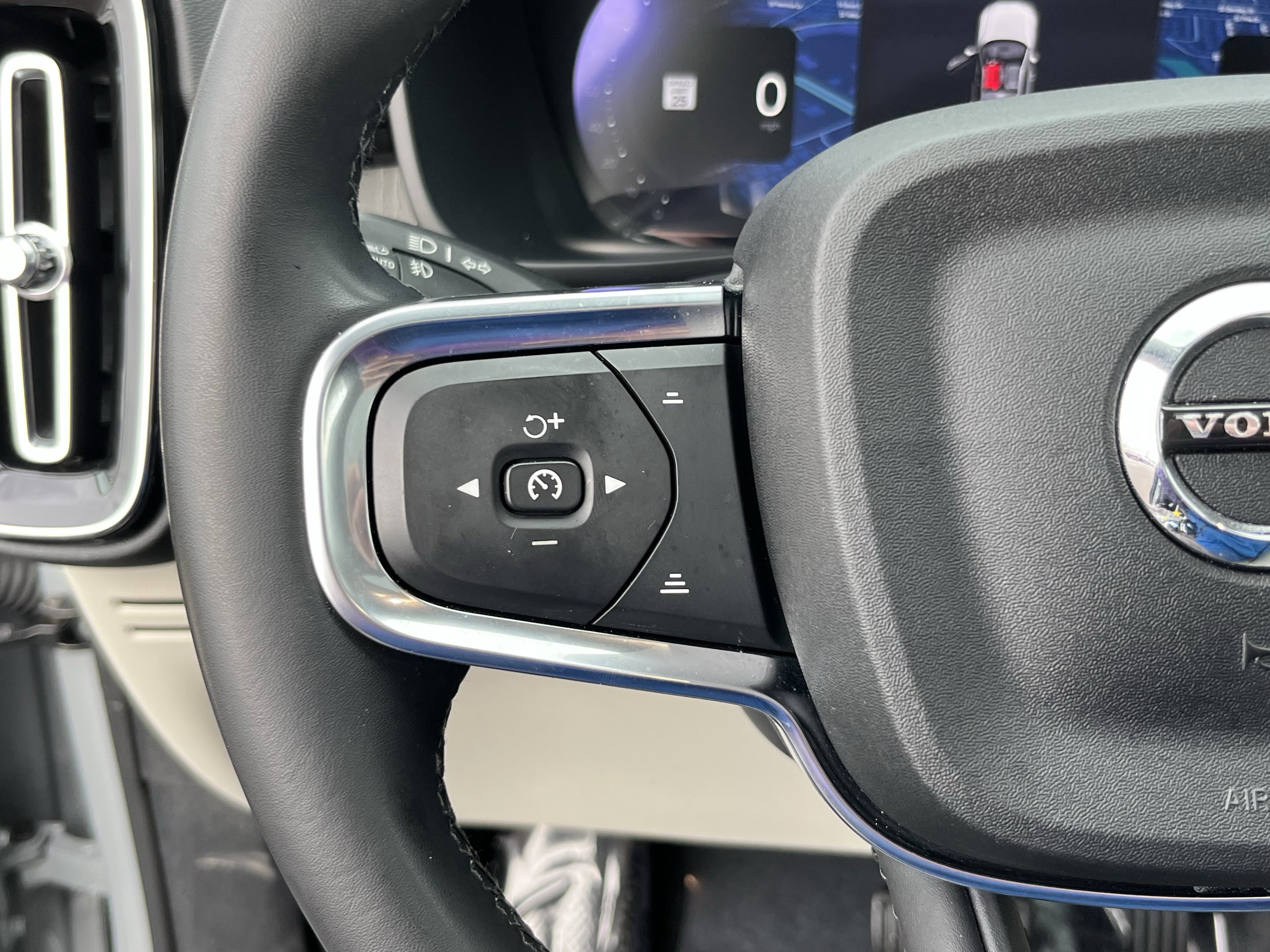 Used 2024 Volvo XC40 B5 Plus image 22