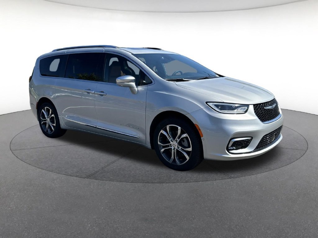Used 2024 Chrysler Pacifica Pinnacle w/ Trailer Tow Group AWD/4WD image 8