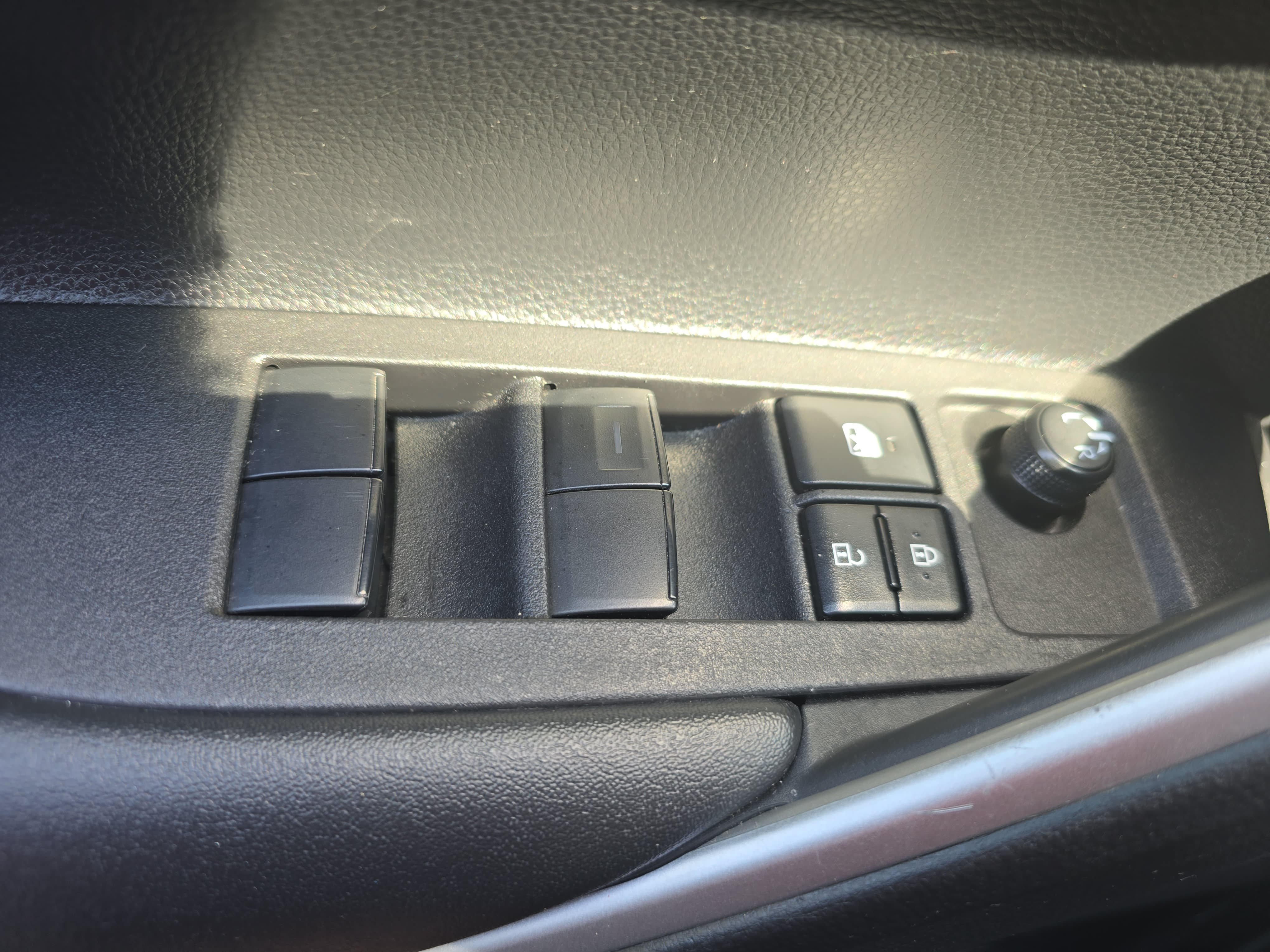 Used 2025 Toyota Corolla Cross XLE FWD image 24