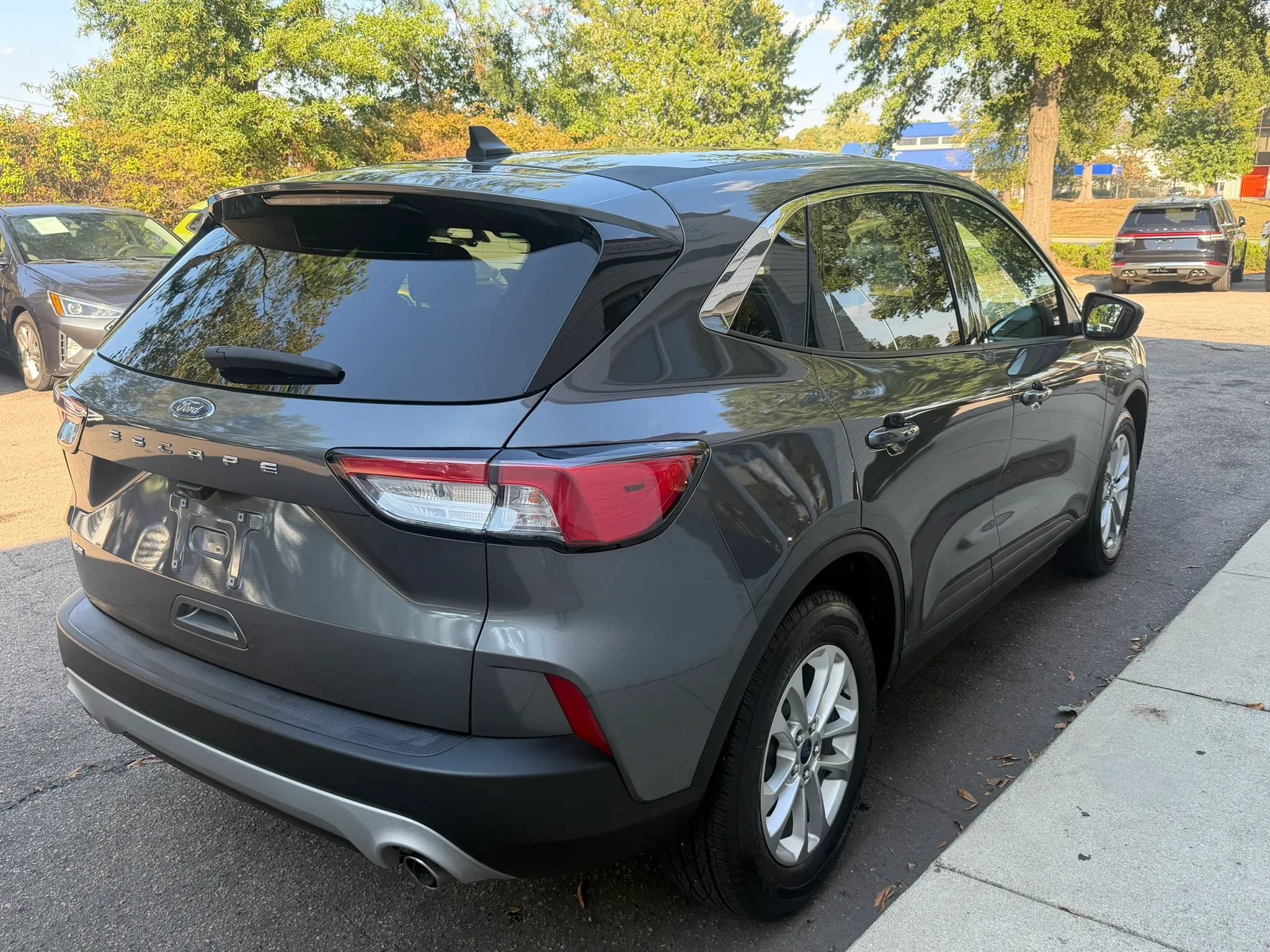 Used 2022 Ford Escape SE w/ Cold Weather Package FWD image 5