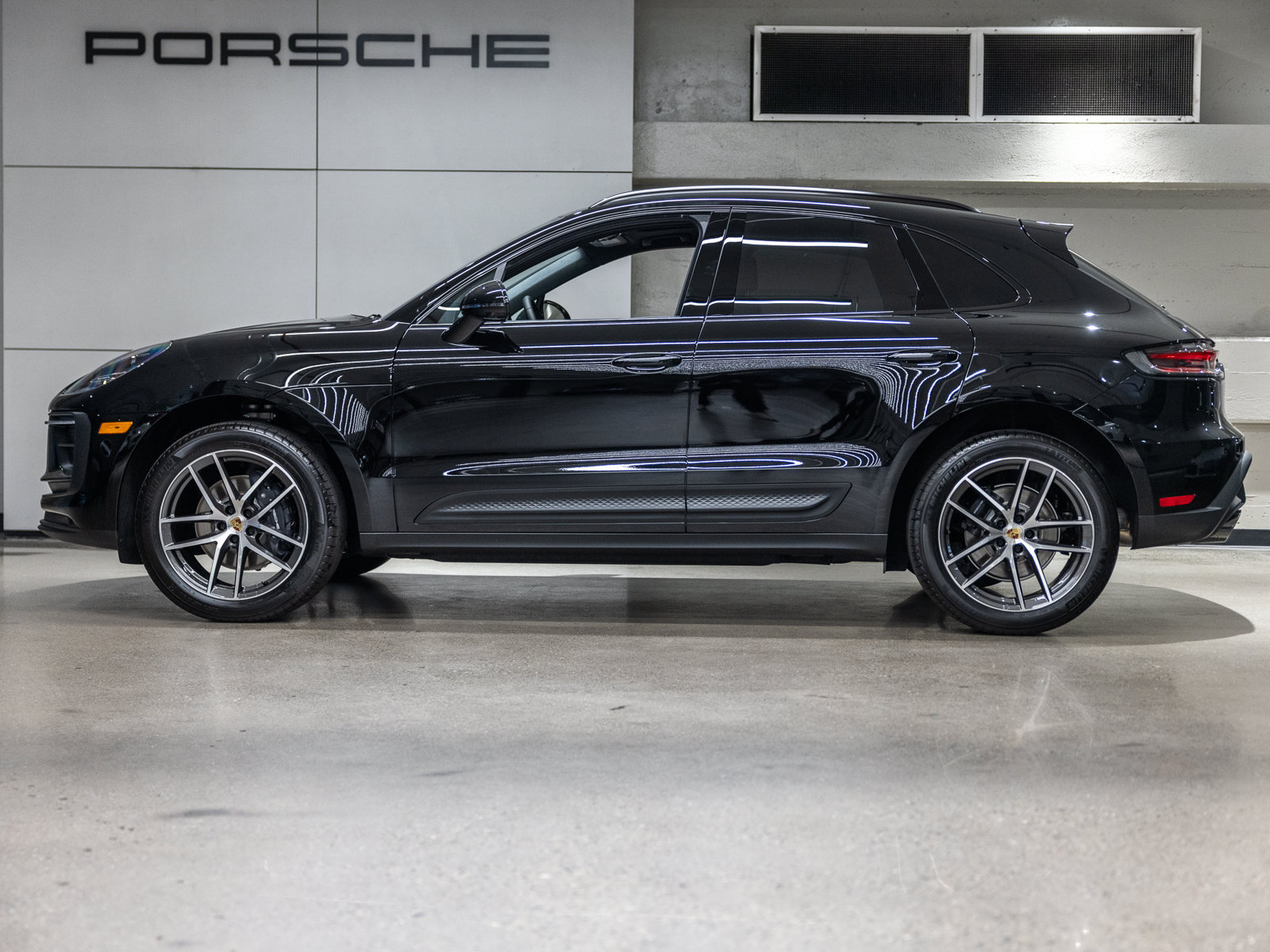 Used 2026 Porsche Macan AWD/4WD image 2