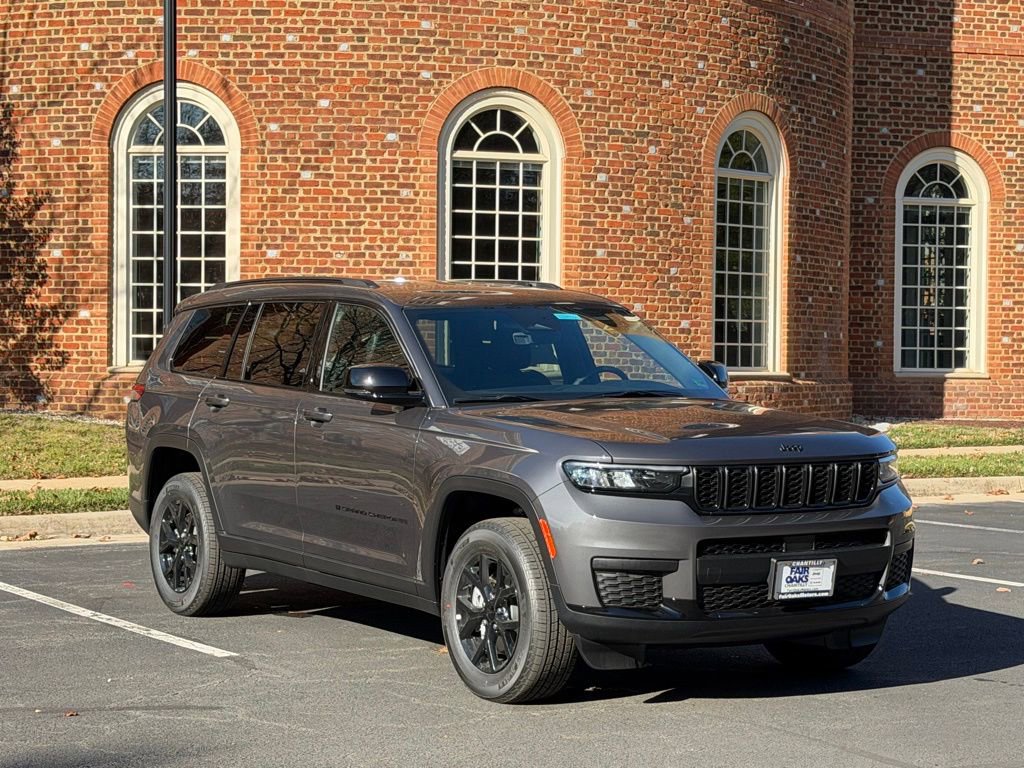New 2025 Jeep Grand Cherokee L Laredo image 1