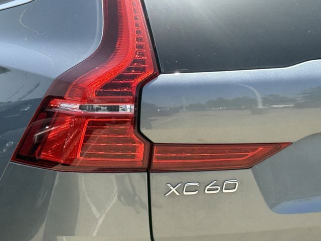 Used 2021 Volvo XC60 T5 Momentum w/ Advanced Package AWD/4WD image 6
